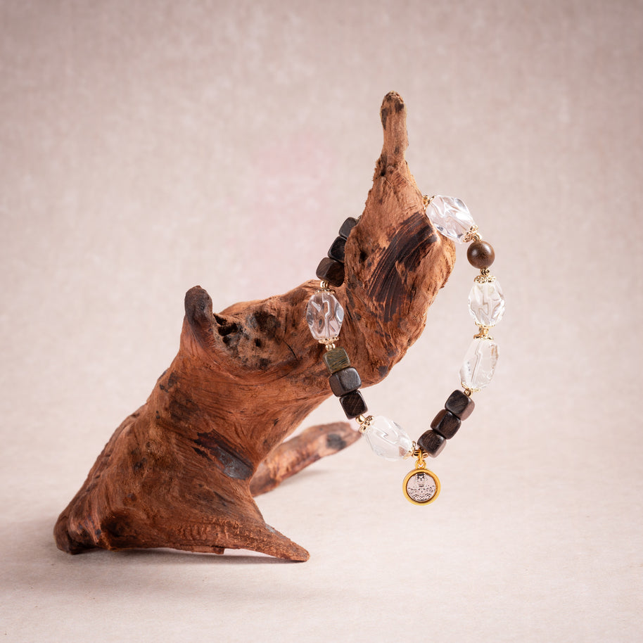 Source Connection Intuition Pale Reflection Clear Quartz Agarwood Handmade Bracelet·Metal｜Clarity — atmosphere image 2